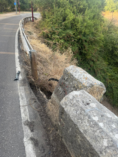 Imagen del puente dañado en el acceso a La Overuela.