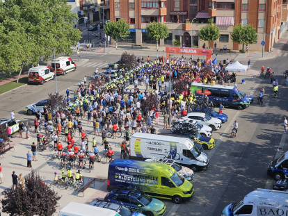 La Vuelta Ciclista Junior a la Ribera del Duero rinde homenaje a Iván Meléndez Luque, el corredor fallecido en su segunda etapa.