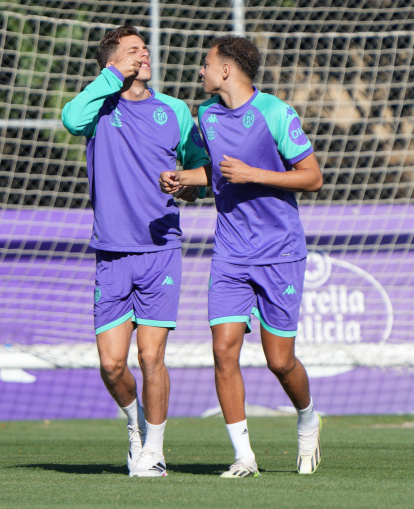 Lachuer junto a Iván Alejo en su primer entrenamiento con el Real Valladolid.