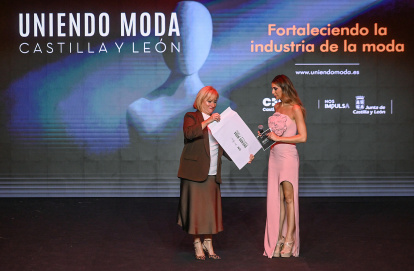 La consejera de Industria, Comercio y Empleo, Leticia García, entrega el premio del Concurso de Jóvenes Diseñadores de Castilla y León
