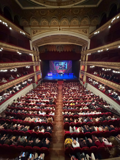 Un momento de la gala de La 8 Valladolid en el Teatro Calderón.