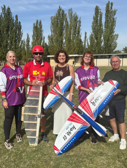 Participantes de la prueba de la Copa del Mundo celebrada en Terradillos con la concejala Mayte Martínez.