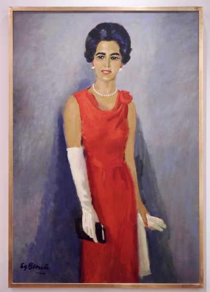 Detrás del escritorio, en el Despacho, luce la 'Señora de rojo' de Eduardo García Benito.