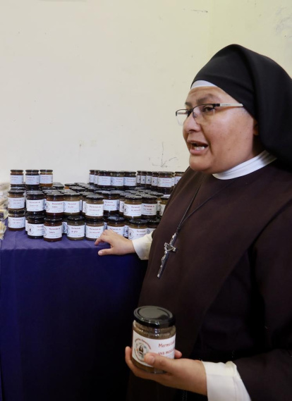 Exposición de dulces de nueve conventos en la Sala de Pasos de la Cofradía Penitencial de las Angustias.