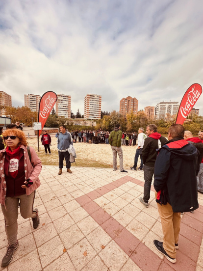 Voluntarios limpian el entorno del Pisuerga en Valladolid.