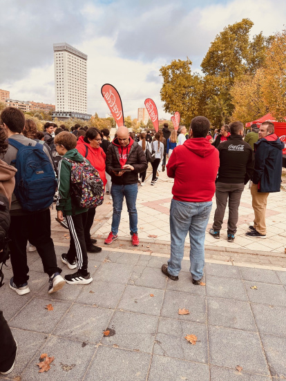 Voluntarios limpian el entorno del Pisuerga en Valladolid.