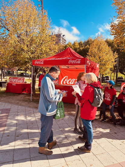 Voluntarios limpian el entorno del Pisuerga en Valladolid.