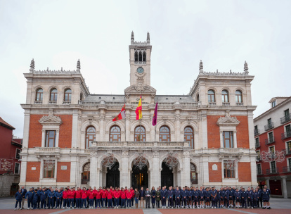 España e Inglaterra posan a los oes del Ayuntamiento.