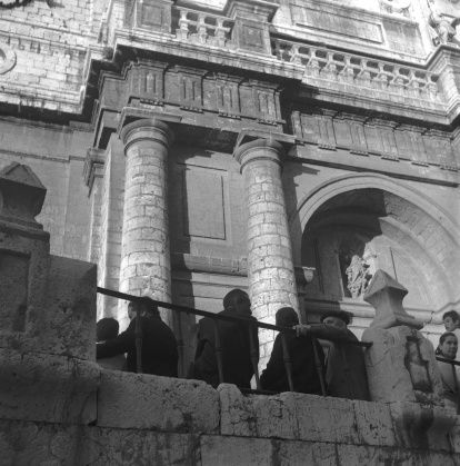 Personas en el atrio de la Catedral en 1966