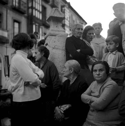 Personas en el atrio de la Catedral en 1966