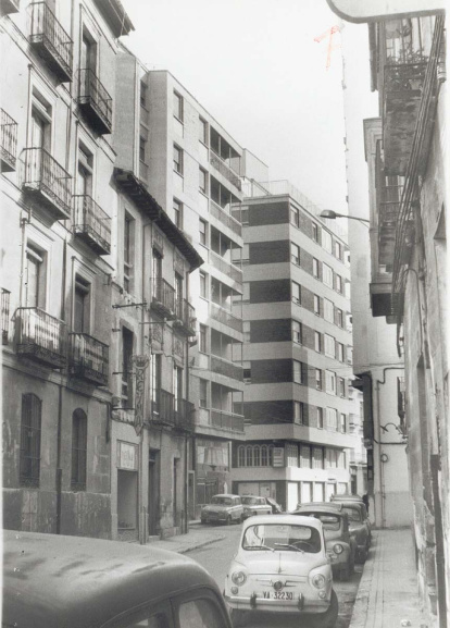 Vehículos aparcados en Arribas en 1970