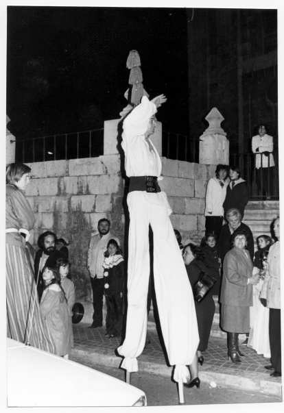 Celebración del carnaval en 1980 con un zancudo en la calle Arribas