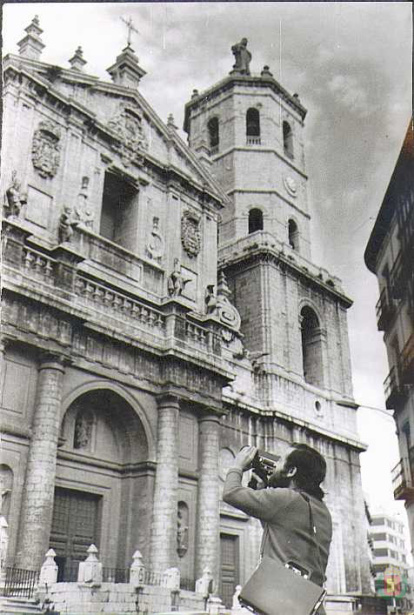 Una persona graba la fachada de la Catedral en 1980