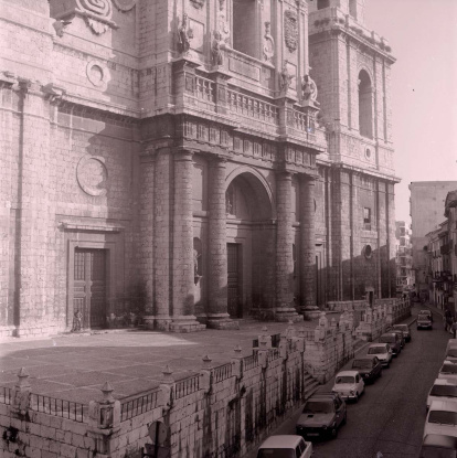 La fachada de la Catedral y la calle Arribas con coches aparcados en 1980