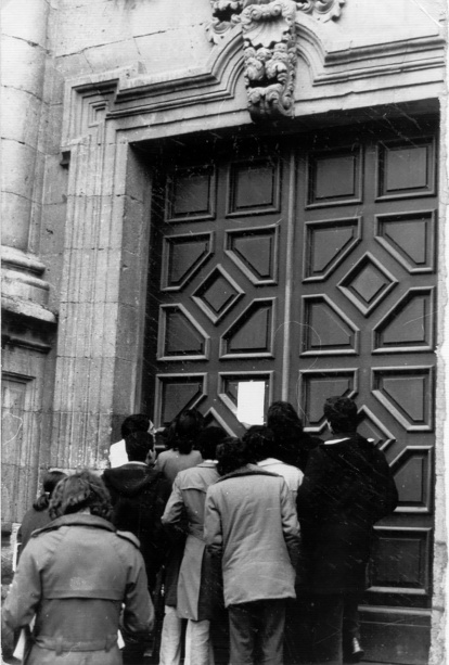 Estudiantes ante el cierre de la Universidad de Valladolid.