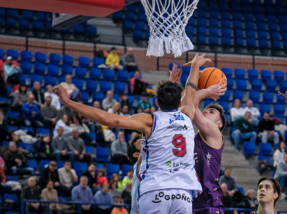 Una imagen del partido jugado en Logroño por el UEMC ante Clavijo.