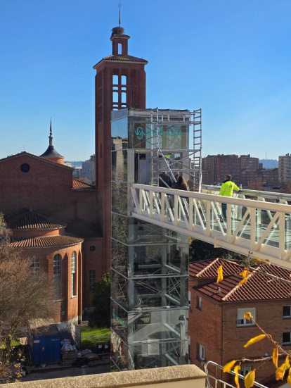 Pasarela y ascensor del barrio Girón en Valladolid.