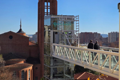Pasarela y ascensor del barrio Girón en Valladolid.