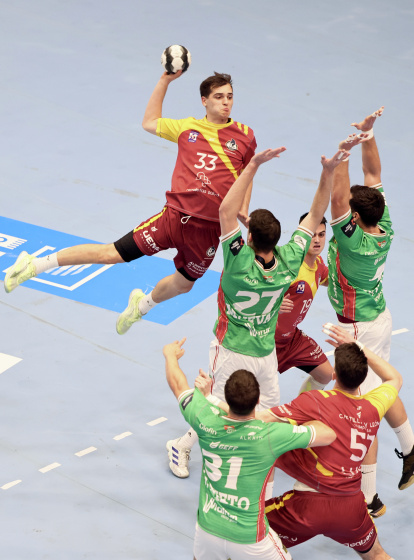 Pablo Herrero vuela ante la defensa del Bidasoa.