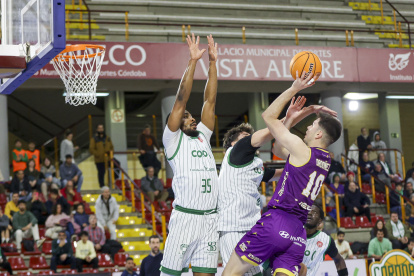 Un momento del duelo jugado por Córdoba y UEMC.