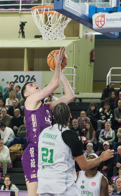 Imagen del UEMC Baloncesto Valladolid ante Cáceres Patrimonio de la Humanidad.
