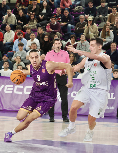 Imagen del UEMC Baloncesto Valladolid ante Cáceres Patrimonio de la Humanidad.