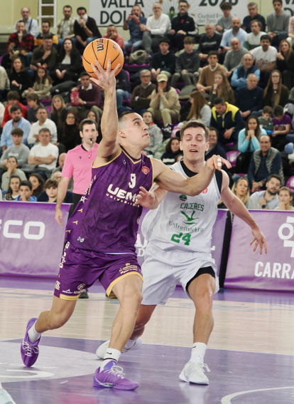Imagen del UEMC Baloncesto Valladolid ante Cáceres Patrimonio de la Humanidad.