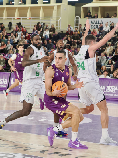 Imagen del UEMC Baloncesto Valladolid ante Cáceres Patrimonio de la Humanidad.