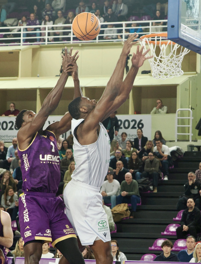 Imagen del UEMC Baloncesto Valladolid ante Cáceres Patrimonio de la Humanidad.