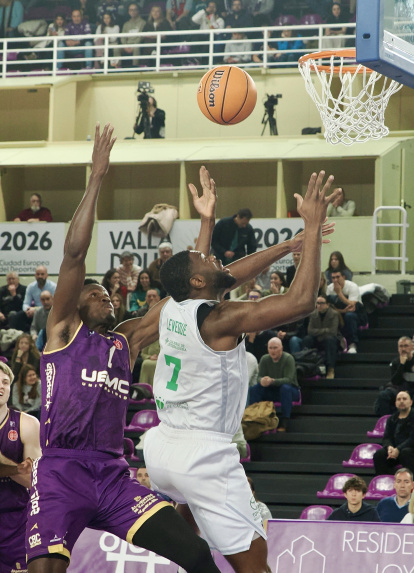 Imagen del UEMC Baloncesto Valladolid ante Cáceres Patrimonio de la Humanidad.