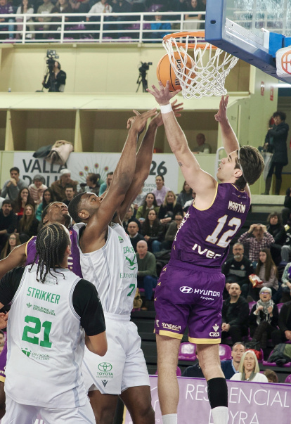 Imagen del UEMC Baloncesto Valladolid ante Cáceres Patrimonio de la Humanidad.