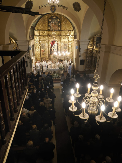 El arzobispo de Valladolid, Luis Argüello, oficia la misa de apertura del Año Jubilar por el 300 aniversario de santo Toribio de Mogrovejo en la ermita homónima en Mayorga.
