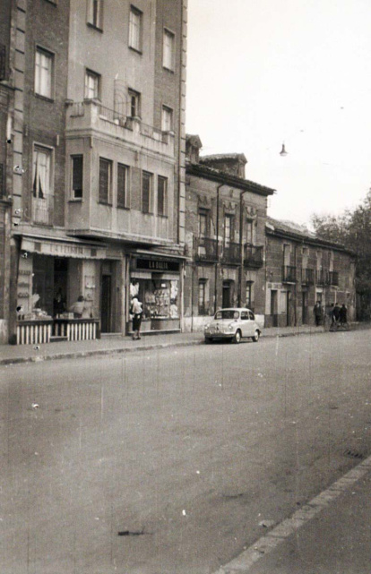 La calle Tudela en otra época, donde se puede ver el escaparate de mercería La Dalia.