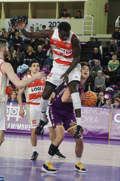 Pablo Martín finta a Niang, jugador del Logrobasket.