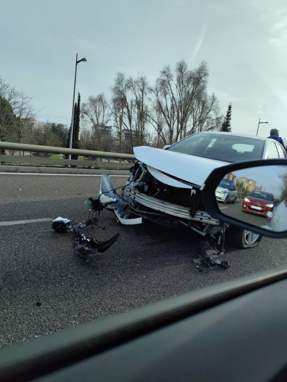 Coche accidentado en avenida Salamanca