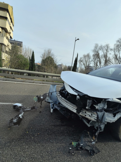 Coche accidentado en avenida Salamanca
