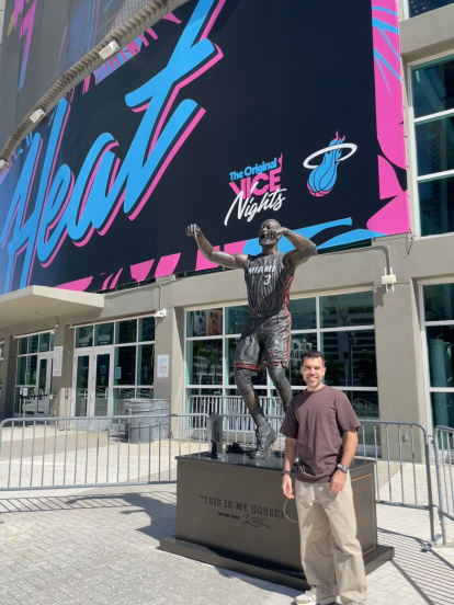 Sergio Maroto a las puertas del Kaseya Center, el estadio multiusos donde juegan los Miami Heat de la NBA.