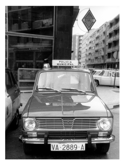 Vehículos de Renault de la Policía estacionados en el concesionario situado en la calle Gabilondo esquina García Morato en 1972