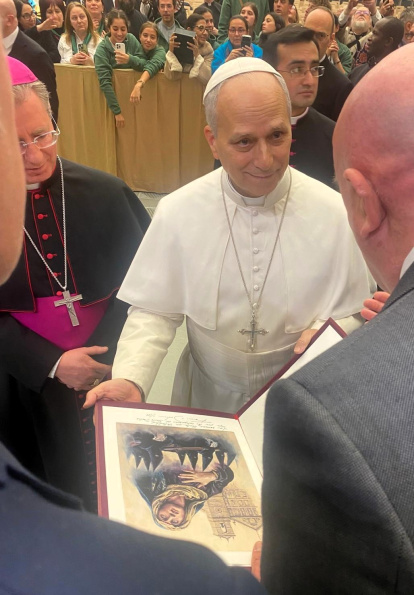 El Papa León XIV con el lienzo del cartel de la Semana Santa de Valladolid.