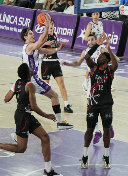 Pablo Martín celebró su renovación con 15 puntos ante Gijón.