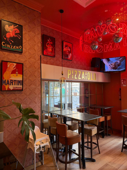 Entrada del restaurante Ditaly Valladolid, zona más informal con mesas altas y banqueta​s