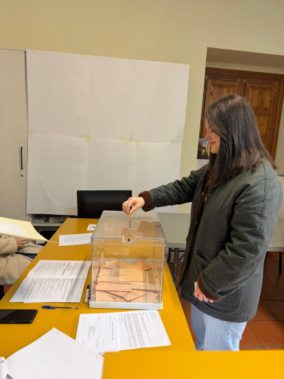 Lucía Las Heras Ledesma, ejerce su derecho al voto en Ágreda por primera vez
