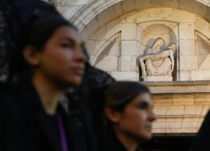 Un momento de la procesión del Encuentro de la Santísima Virgen con su Hijo en la calle de la Amargura en el Palacio de Santa Cruz.