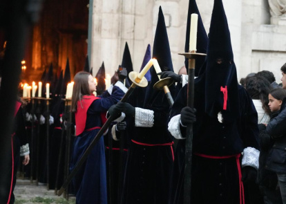 Un momento de la procesión del Encuentro de la Santísima Virgen con su Hijo en la calle de la Amargura en el Palacio de Santa Cruz.
