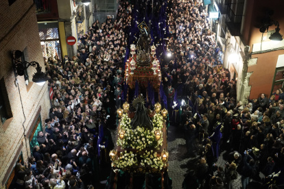 Encuentro de la Virgen de los Dolores con el Nazareno en Platerías.