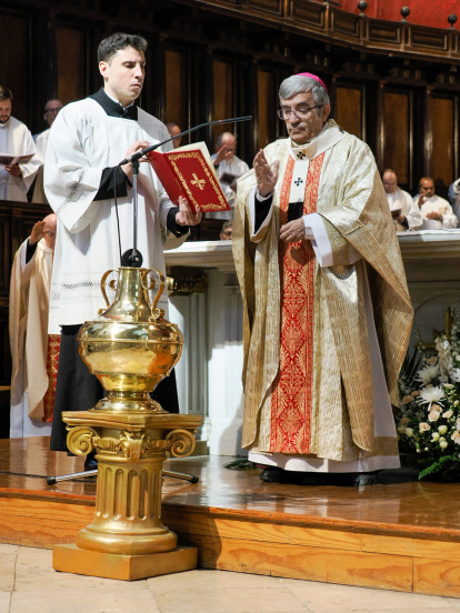 El arzobispo de Valladolid y presidente de la Conferencia Episcopal Luis Argüello oficia la misa crismal del Jueves Santo en la catedral.