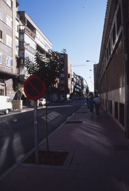 Vista del Paseo de San Vicente tras las obras de pavimentación en 1994.