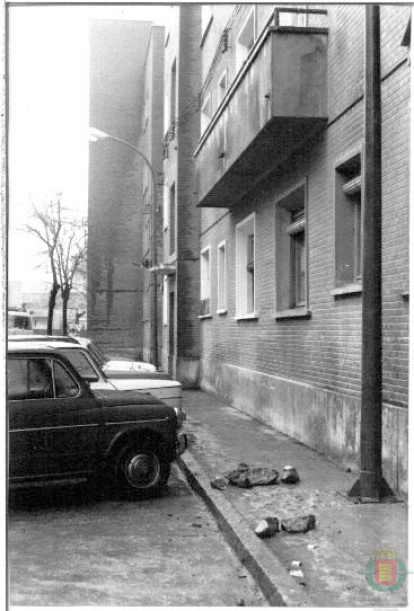 Vista parcial del Paseo de San Vicente tras la caída de unos cascotes en el año 1971.