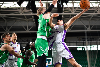 Pau Isern en una acción ante Cáceres.
