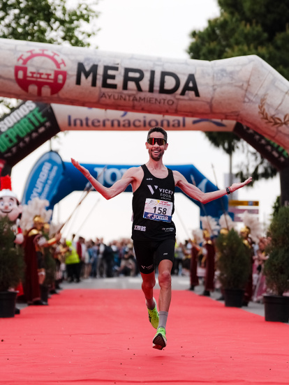 Javi Guerra entrando en meta en segundo lugar.